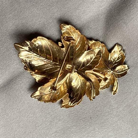 Enameled 3 Leaf Gold Tone Brooch - Picture 6 of 6